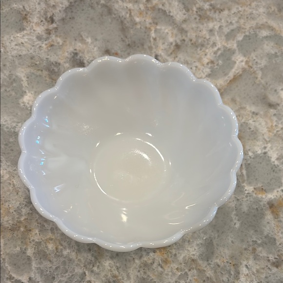 Elegant White Scalloped Bowl - Picture 2 of 4